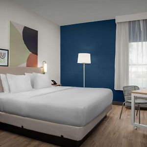 Zimmer mit Kingsize-Bett